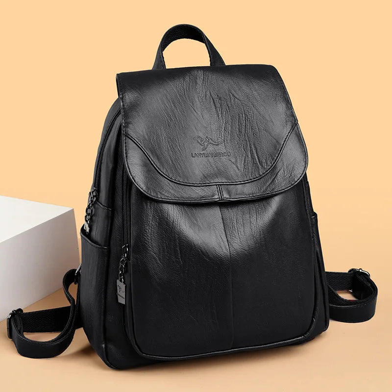 Sac à dos en cuir noir porté, matière à entretenir régulièrement
