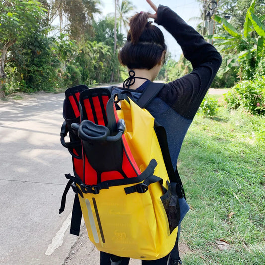 Sac à dos étanche jaune porté en extérieur, protection contre la pluie